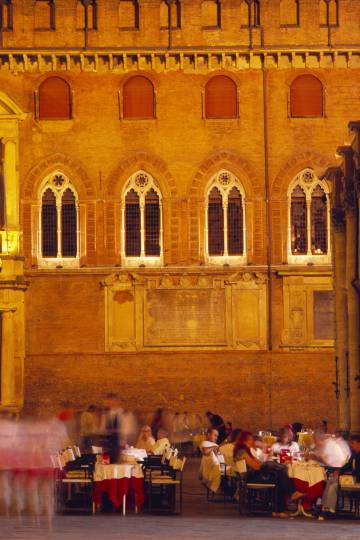 Terraza en la piazza Maggiore de Bolonia (Italia).