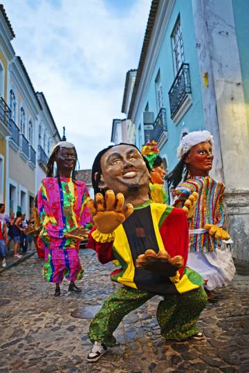 Performance carnavalesca nas ruas do Pelourinho (Salvador).