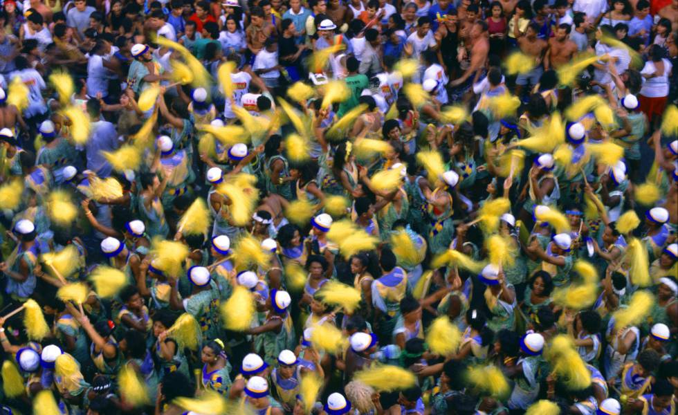 Um bloco desfilando no carnaval de Salvador.