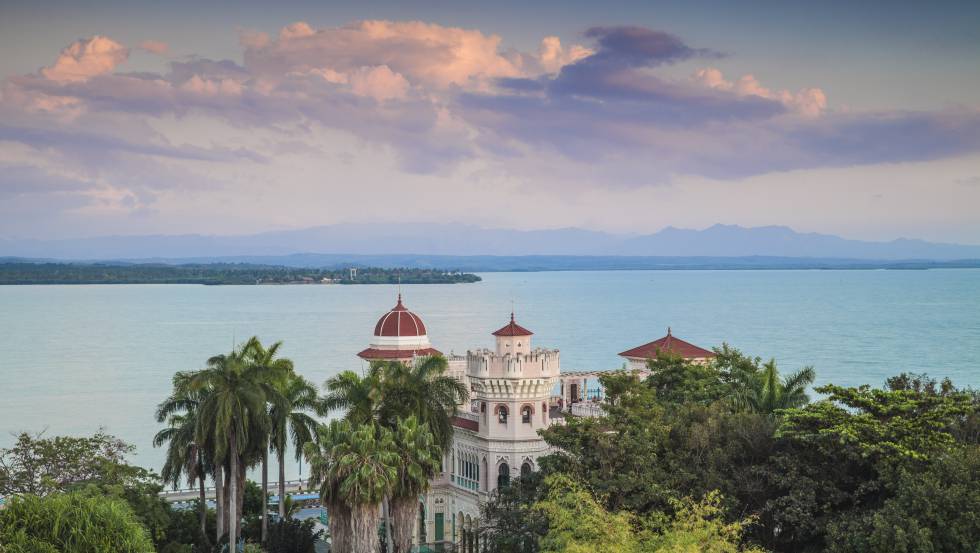 El palacio de Valle, que forma parte del complejo del hotel Jagua, en la bahÃ­a de Cienfuegos (Cuba).Â 