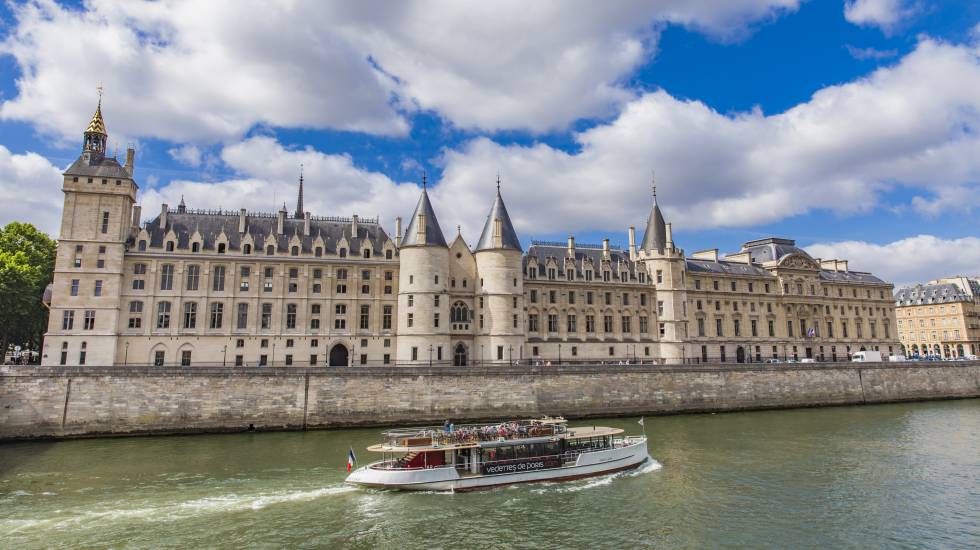 Un barco turístico en el río Sena frente a la Conciergerie en París.