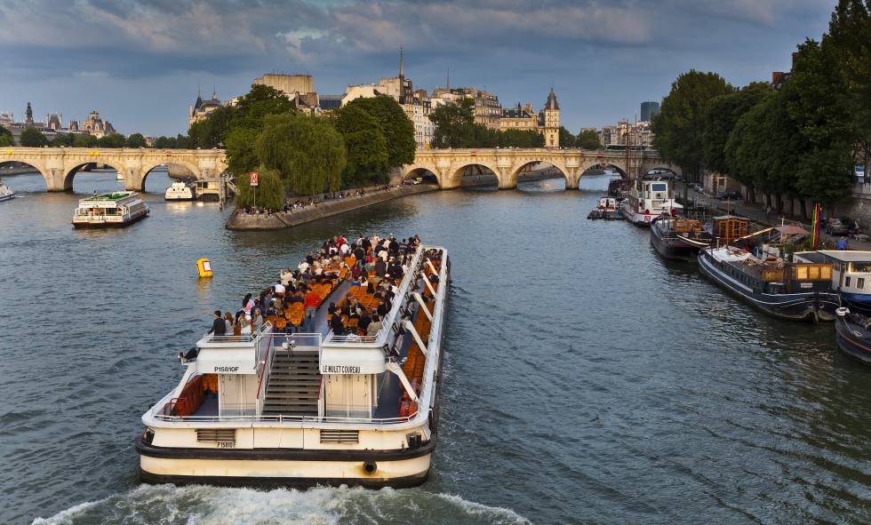 Uno de los barcos turísticos por el río Sena se dirige al Pont Neuf, el puente más antiguo de París.