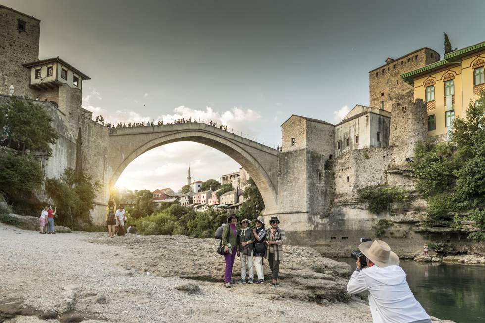 Turistas ante el puente de Mostar, en Bosnia Herzegovina. 