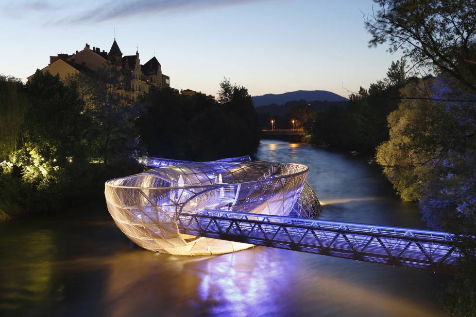 Puente de la isla de Murinsel, en Graz (Austria), diseÃ±ado por el arquitecto Vito Acconci.