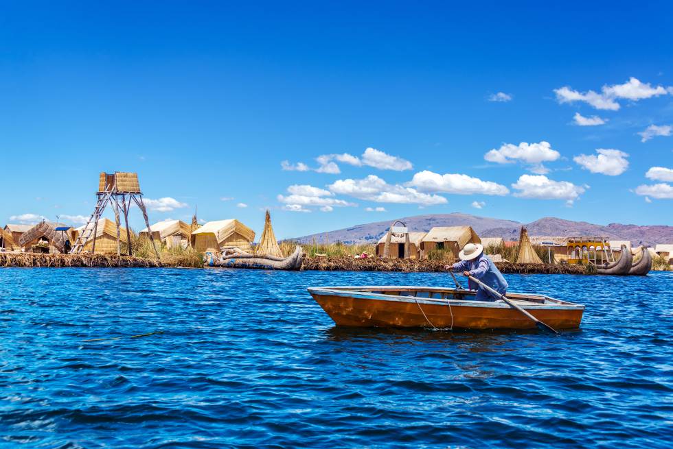 Una embarcación frente a una de las islas de los uros, en la parte peruana del lago Titicaca. 