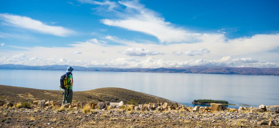 ExcursiÃ³n por un sendero inca en la isla del Sol (Bolivia), en el lago Titicaca.