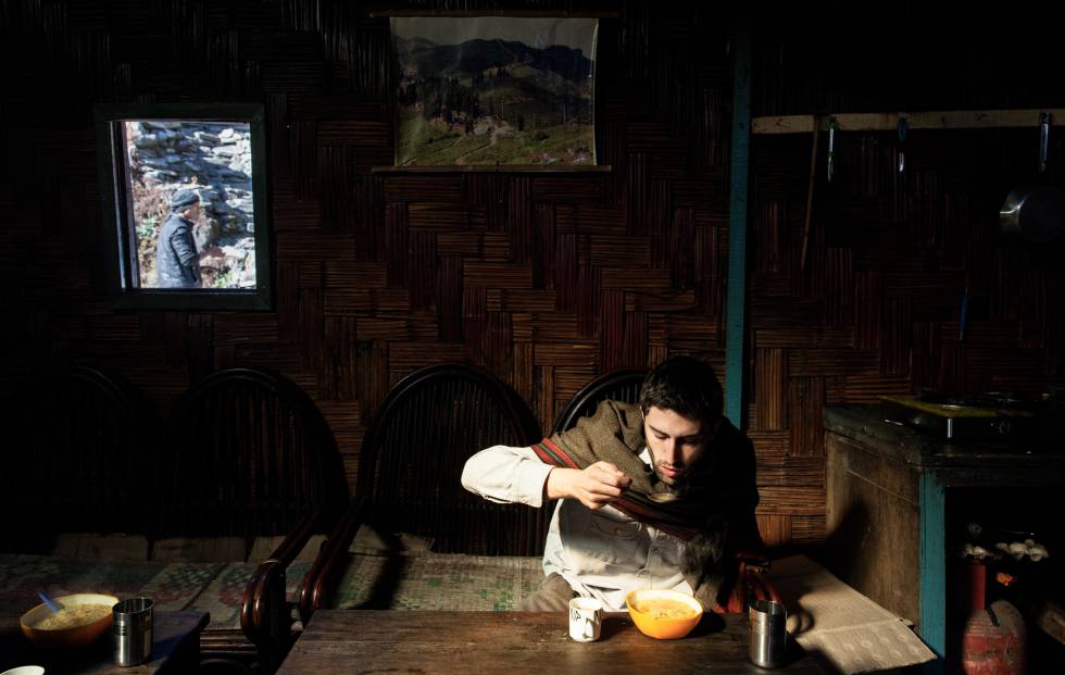 Un viajero reponiendo fuerzas en un restaurante al este de la región india del Himalaya.