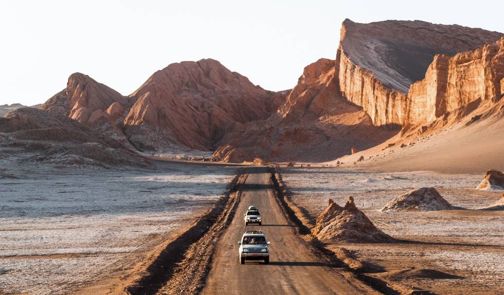 Todoterrenos en el valle de la Luna del desierto de Atacama, en Chile.