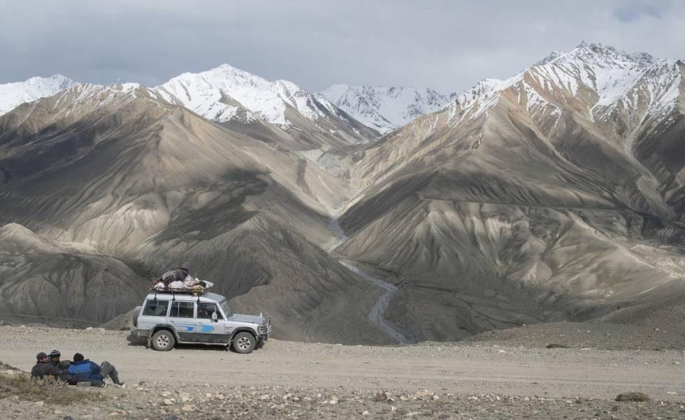 Carretera de montaña en el valle de Wakhan, en la cordillera del Pamir (Tayikistán).