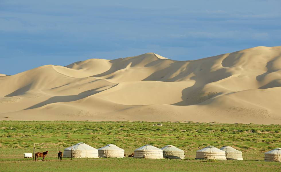 Yurtas ante las dunas de Khongoryn Els, en el parque nacional del Gobi, en Mongolia.