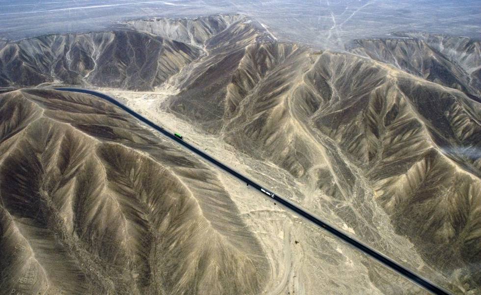 La carretera Panamericana a su paso por la desértica región de Nazca, al sur de Perú.