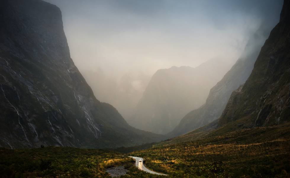 Carretera en un valle de Milford Sound, en Nueva Zelanda.
