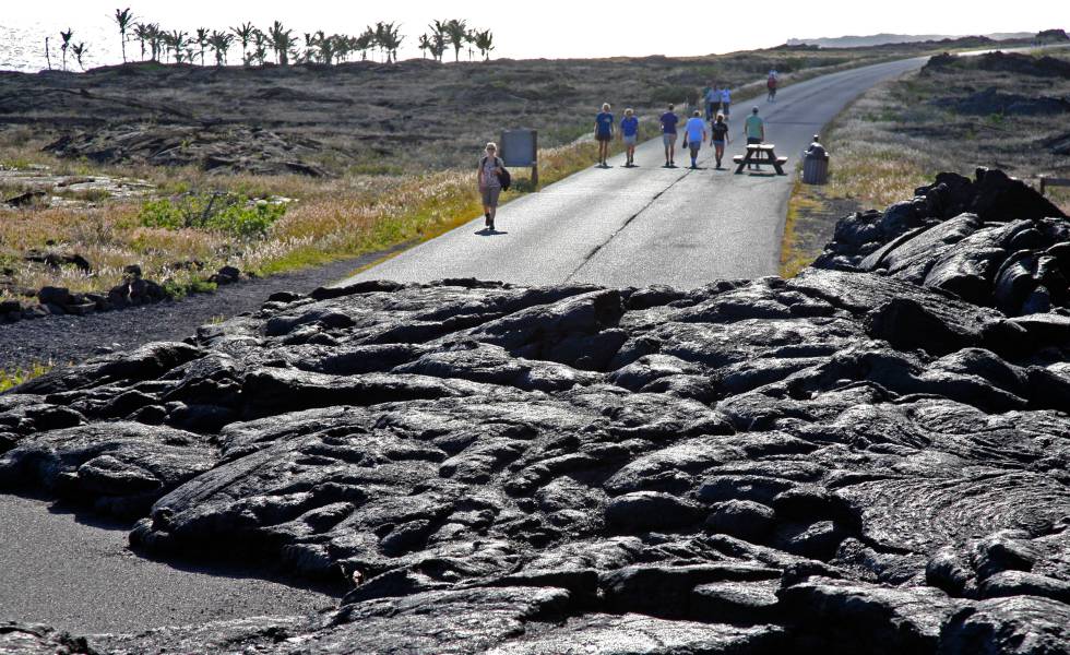 Una legua de lava solidificada en la carretera de Chain of Craters, en Hawái.