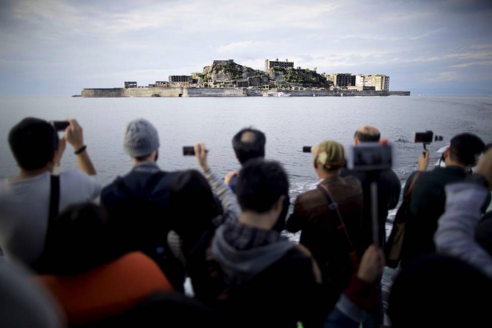 Turistas frente a la isla de Hashima, en Nagasaki (JapÃ³n).