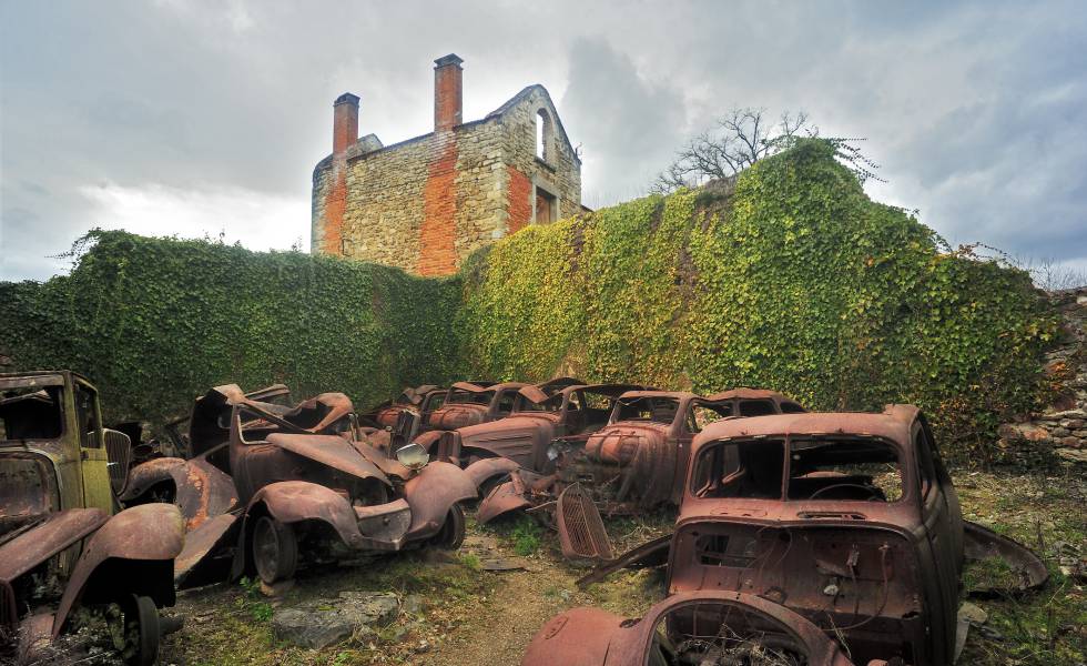 Edificios en ruinas y coches abandonados en la antigua aldea de Oradour-sur-Glane, en Francia.