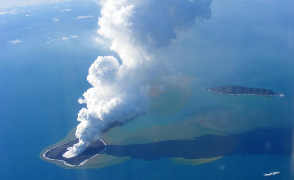 Erupción volcánica subacuática (registrada en 2009) en el islote de Hunga Ha'apai, en Tonga.