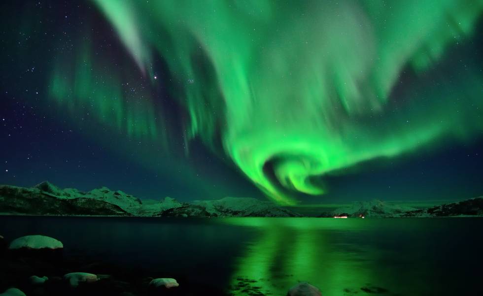 Aurora boreal sobre Kvaloya, en Tromso (Noruega).