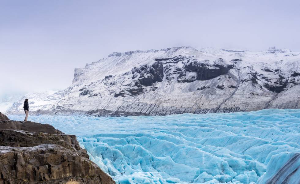 Contemplando el glaciar Vatnajokull cerca de Skalafsll, en Islandia.