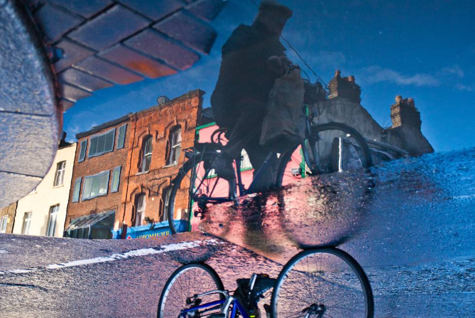 Um ciclista em uma rua de Dublim (Irlanda).