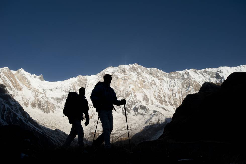 Dos senderistas recorren el Santuario del Annapurna, en la cordillera del Himalaya (Nepal).