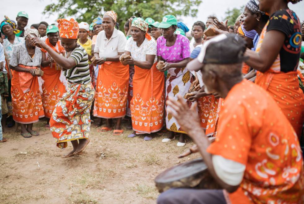 Bailes conmemorando el día de la paz en Amatongas (Mozambique).