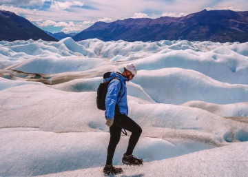 Caminando sobre el glaciar Perito Moreno, en la Patagonia argentina