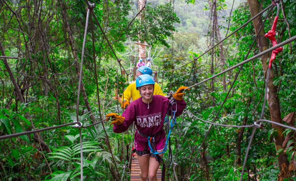 Un circuito de tirolinas y puentes colgantes en la reserva natural de Cockscomb, al sureste de Belice.