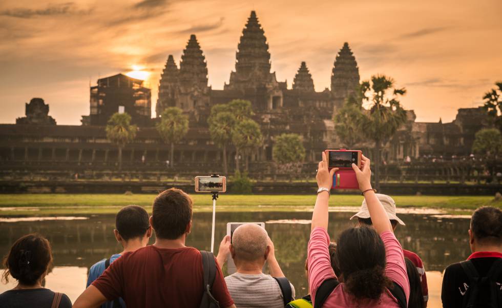 Turistas ante el templo de Angkor Wat, en Camboya.