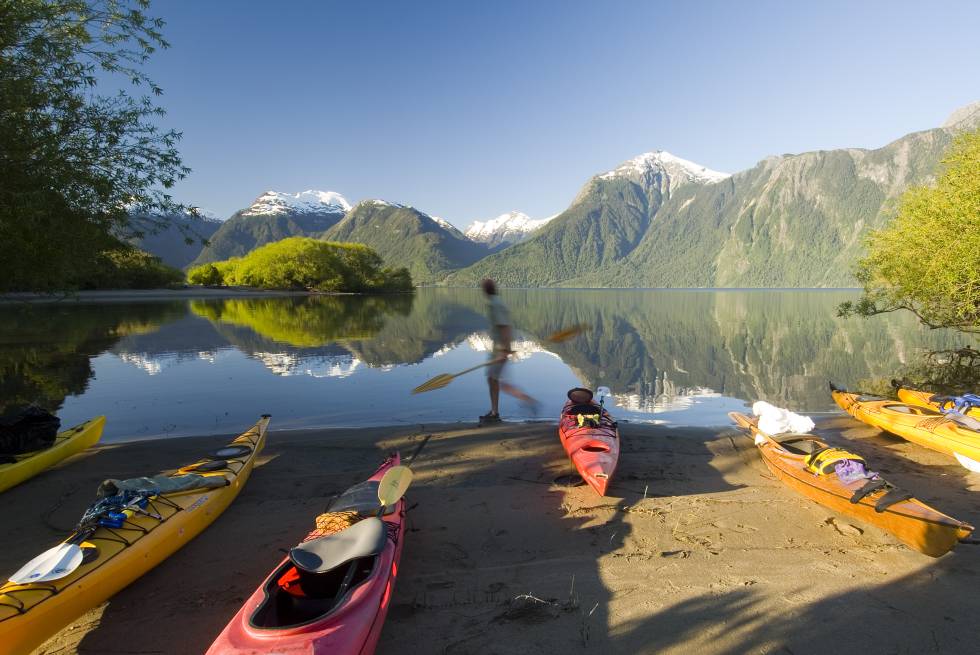 Kayaks en el lago Yelcho, de origen glaciar, en la regiÃ³n chilena de Los Lagos.Â 