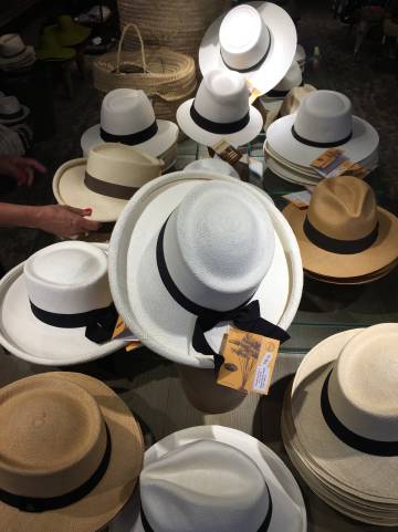 Algunos de los sombreros de Hats and C.A.T.S., en Oporto (Portugal).