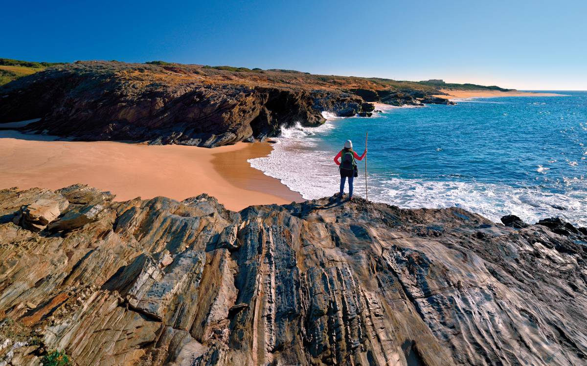 Caminos colgantes y volcanes activos: así son los senderos más espectaculares de Europa