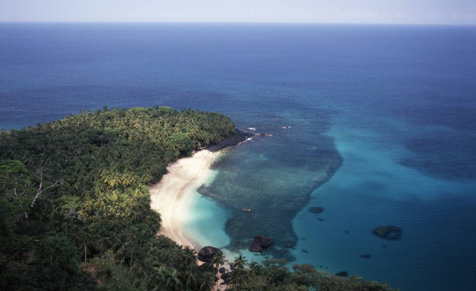 El arco de arena de playa Banana, en Santo Tomé y Príncipe.