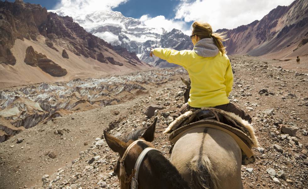 Ruta a caballo hacia el campamento de Plaza Francia, en el cerro Aconcagua (al fondo), techo de los Andes (Argentina).