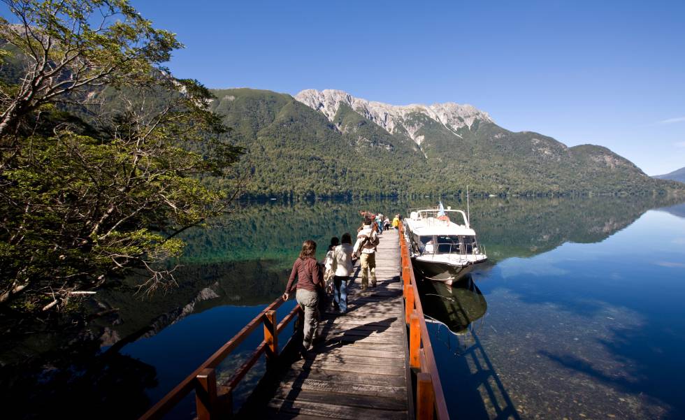 Turistas embarcando en el Circuito Lacustre, en el parque nacional Los Alerces (Argentina).