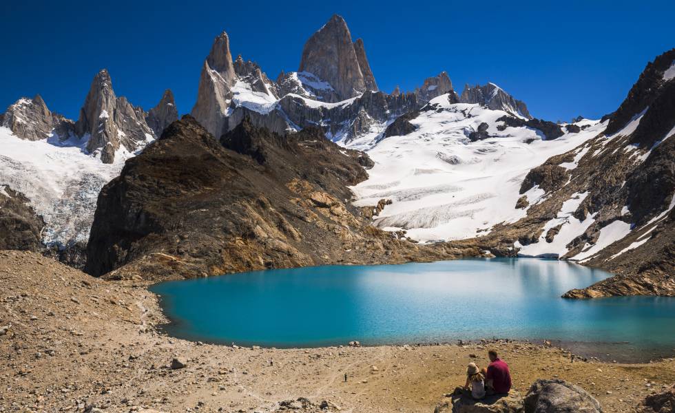 Senderistas ante la laguna de los Tres, en el parque nacional Los Glaciares, con las agujas del grupo Fitz Roy al fondo.