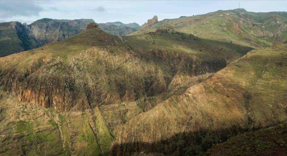 Los silbidos de los gomeros atraviesan el abrupto paisaje de la isla volcánica.