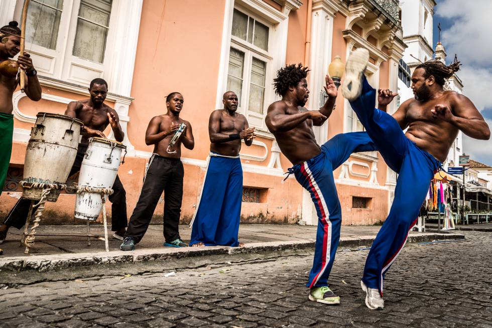 Música y capoeira en una de las calles del Pelourinho, el centro histórico de Salvador de BahÃa (Brasil).