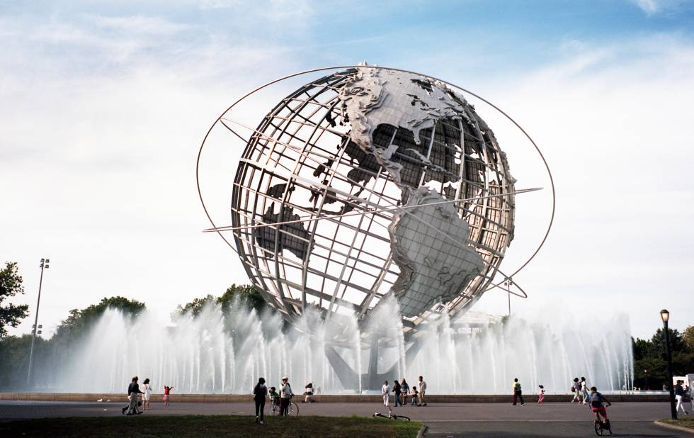 La Unisfera, construida para la exposiciÃ³n mundial de 1964, en el Flushing Meadows Corona Park de Queens (Nueva York).Â 