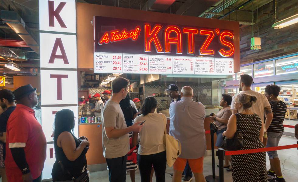 Puesto de Katz's en el DeKalb Market Hall, en Brooklyn (Nueva York).
