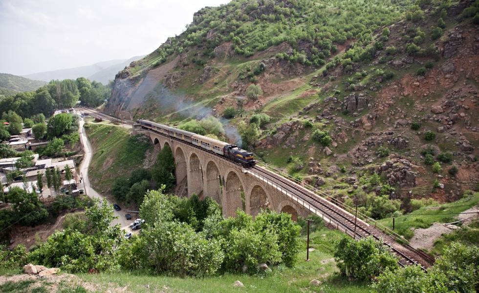 Un tren a su paso por el puente de Bisheh, en Irán.