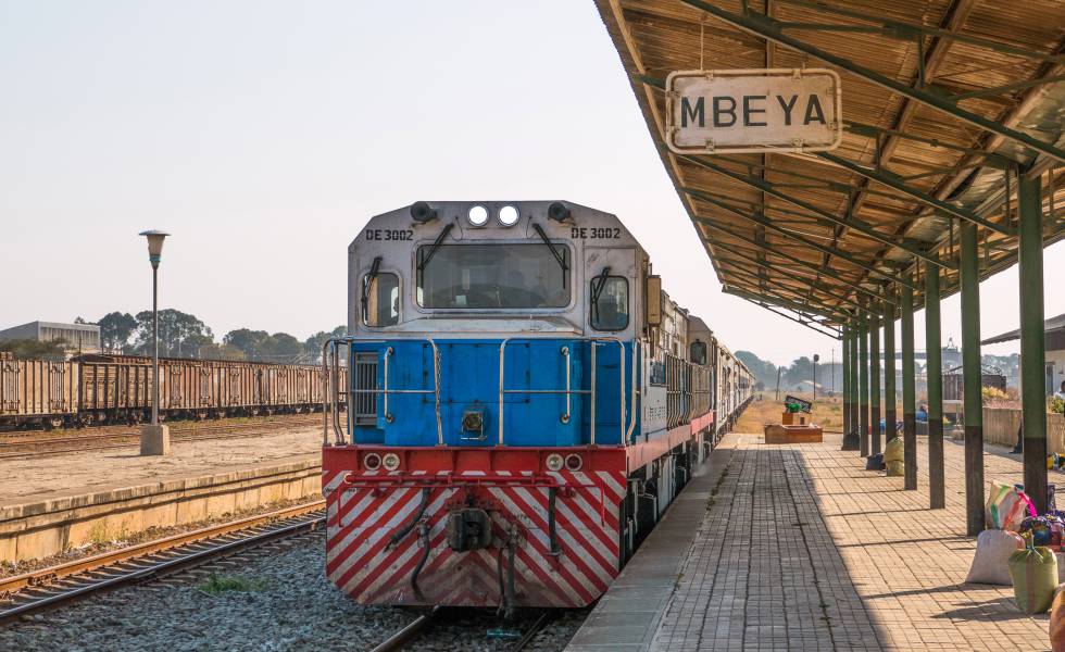 El tren Tazara que conecta Tanzania y Zambia en la estación tanzana de Mbeya.