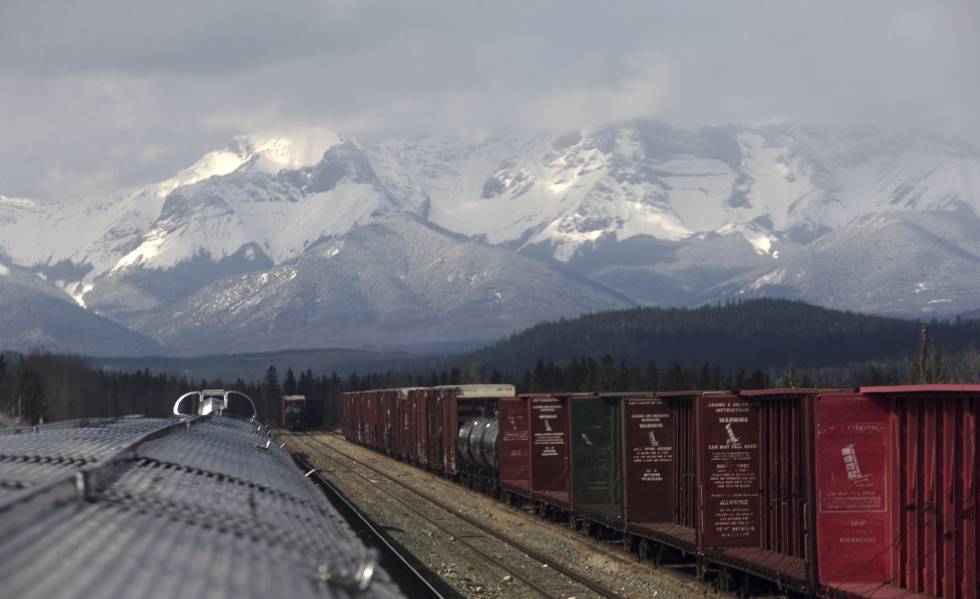 Vista de las Montañas Rocosas canadienses durante el trayecto de la línea de VIA Rail entre Jasper y Prince Rupert.