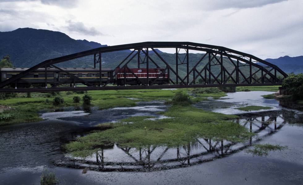 El llamado Reunification Express Train cruza un puente cerca de la ciudad de Lang Co (Vietnam).