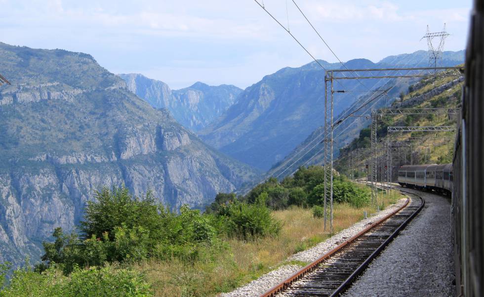 En tren que conecta Serbia con Montenegro en un trayecto de algo más de 470 kilómetros se adentra por los Alpes Dináricos.
