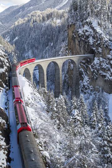 El tren Bernina Express a su paso por el viaducto sobre el río Landwasser (Suiza).