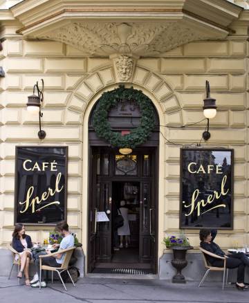 La entrada al Café Sperl, que cuenta con mesas de billar.