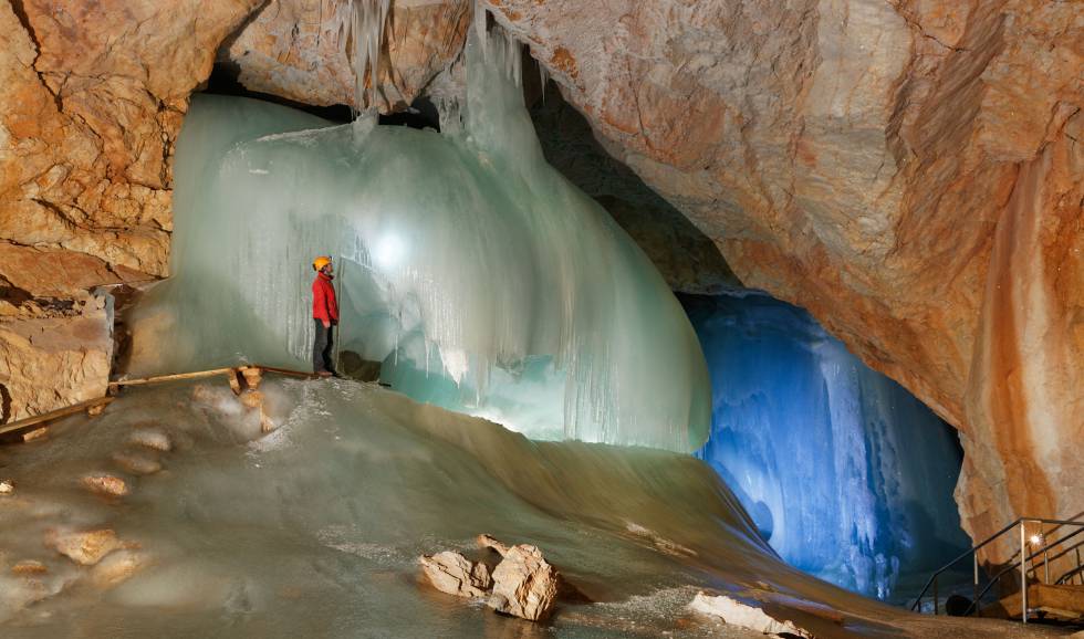 Interior de la cueva de hielo de Eisriesenwelt.