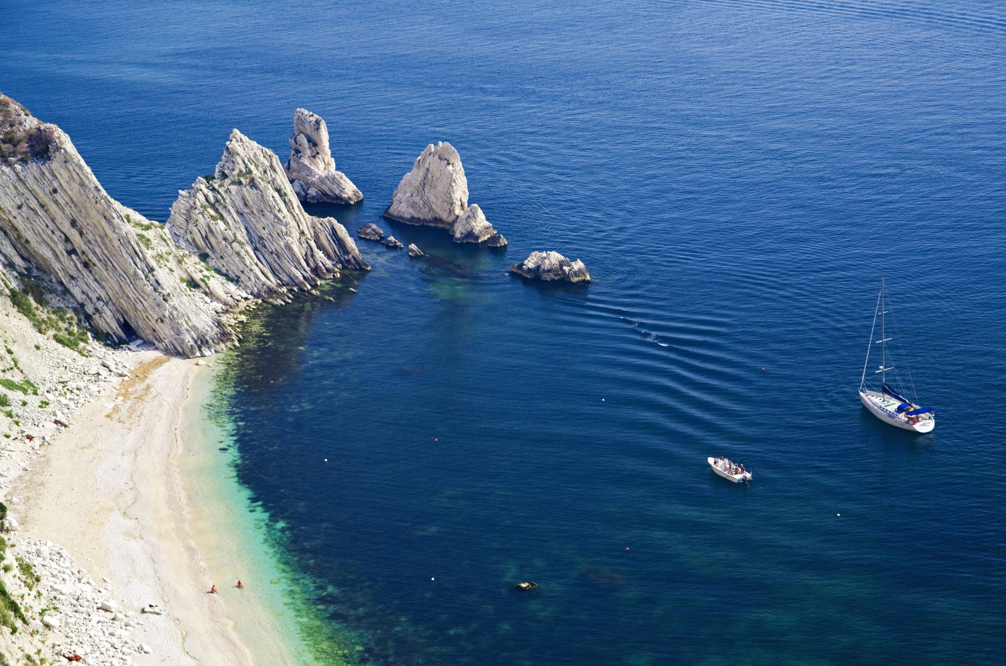 Plage des Deux Sœurs à Sirolo, près du port d'Ancône (Italie).