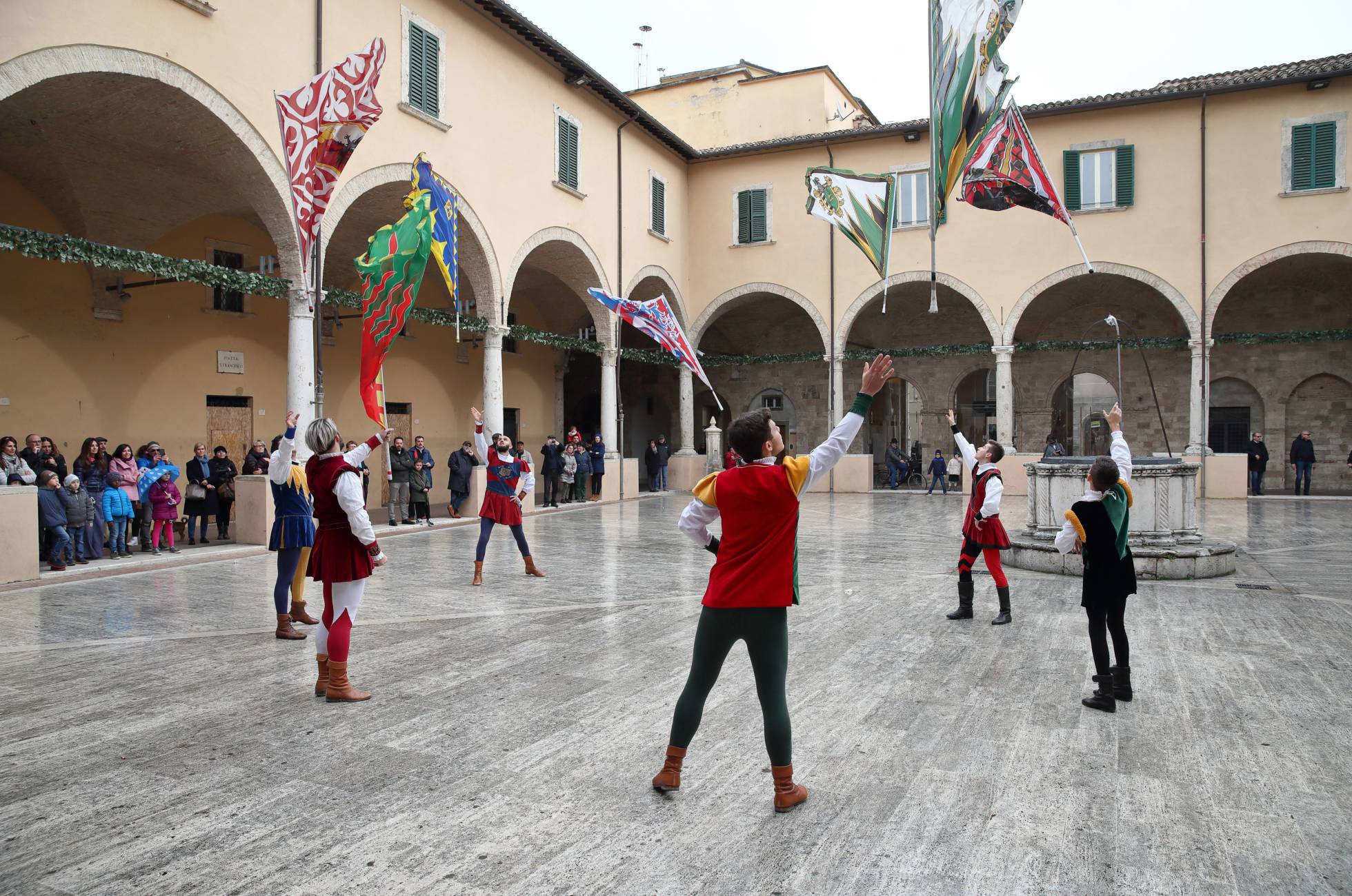 La Giostra della Quintana d'Ascoli, une fête qui se déroule chaque année le premier dimanche d'août et qui trouve son origine dans les joutes qui avaient lieu au Moyen Âge.