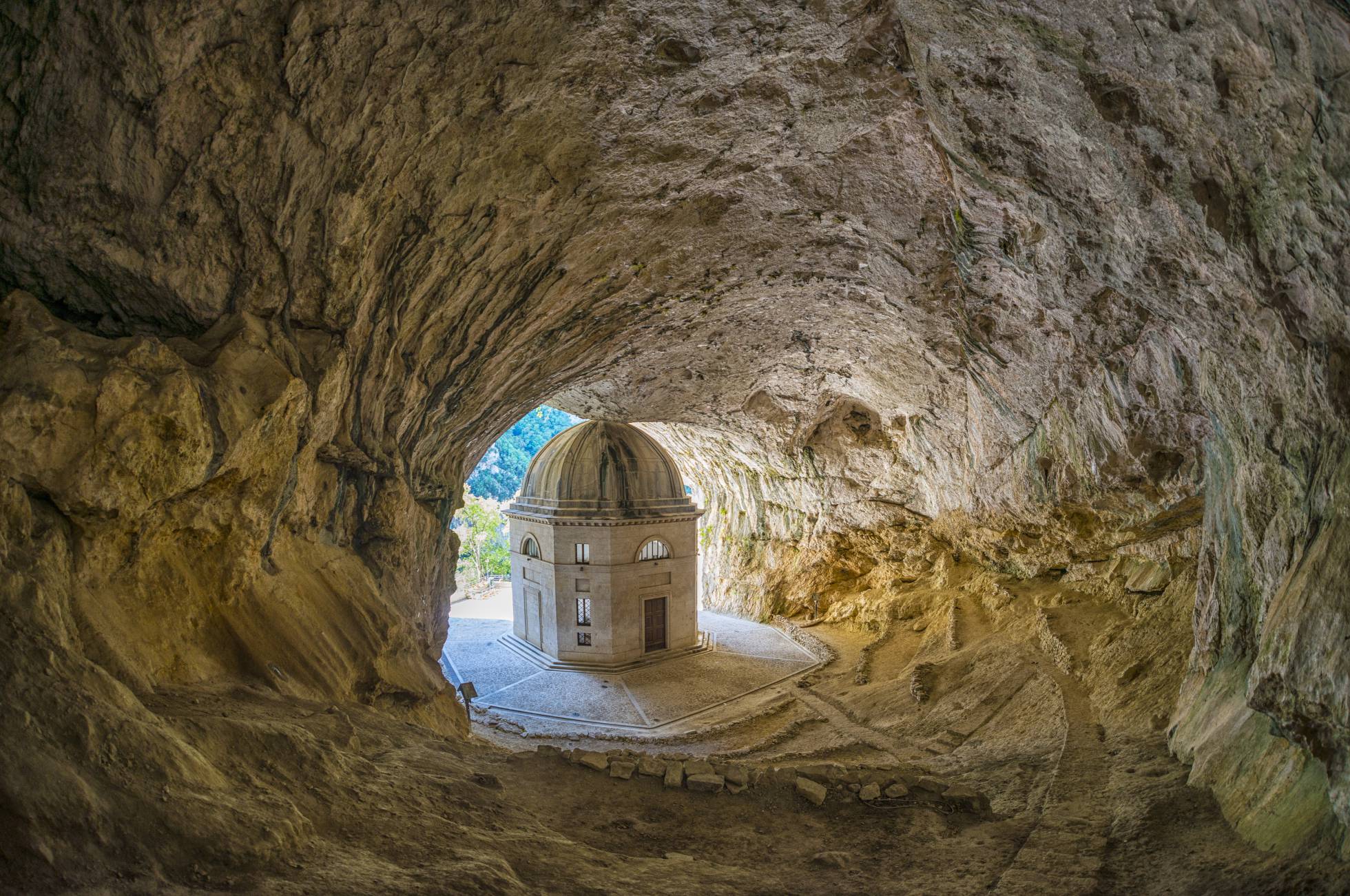 La chapelle Valadier, dans le parc naturel Gola della Rossa et Frasassi, dans la commune de Genga.